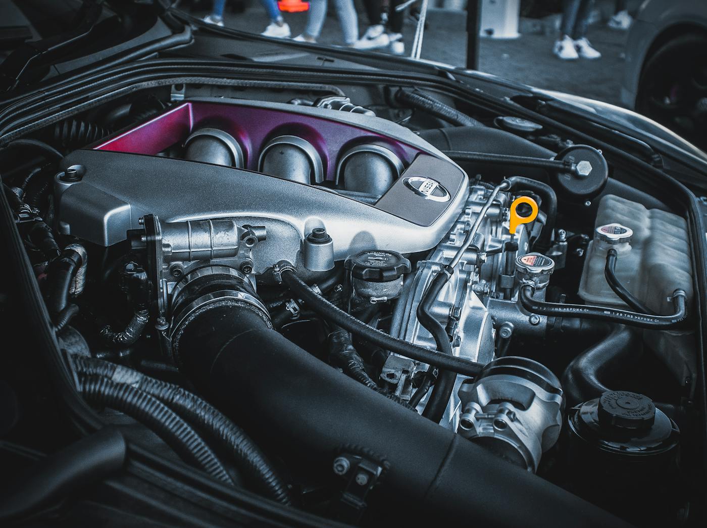 Primo piano di motore auto, visual utile per funzioni speciali, sound e modifiche performance.